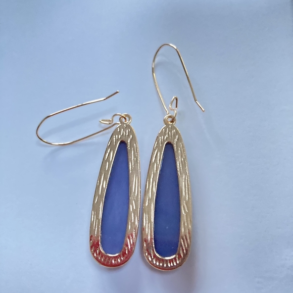 BNWT Grey Teardrop Earrings with Elegant Golden Clasp - Stylish and Versatile - Picture 6 of 12